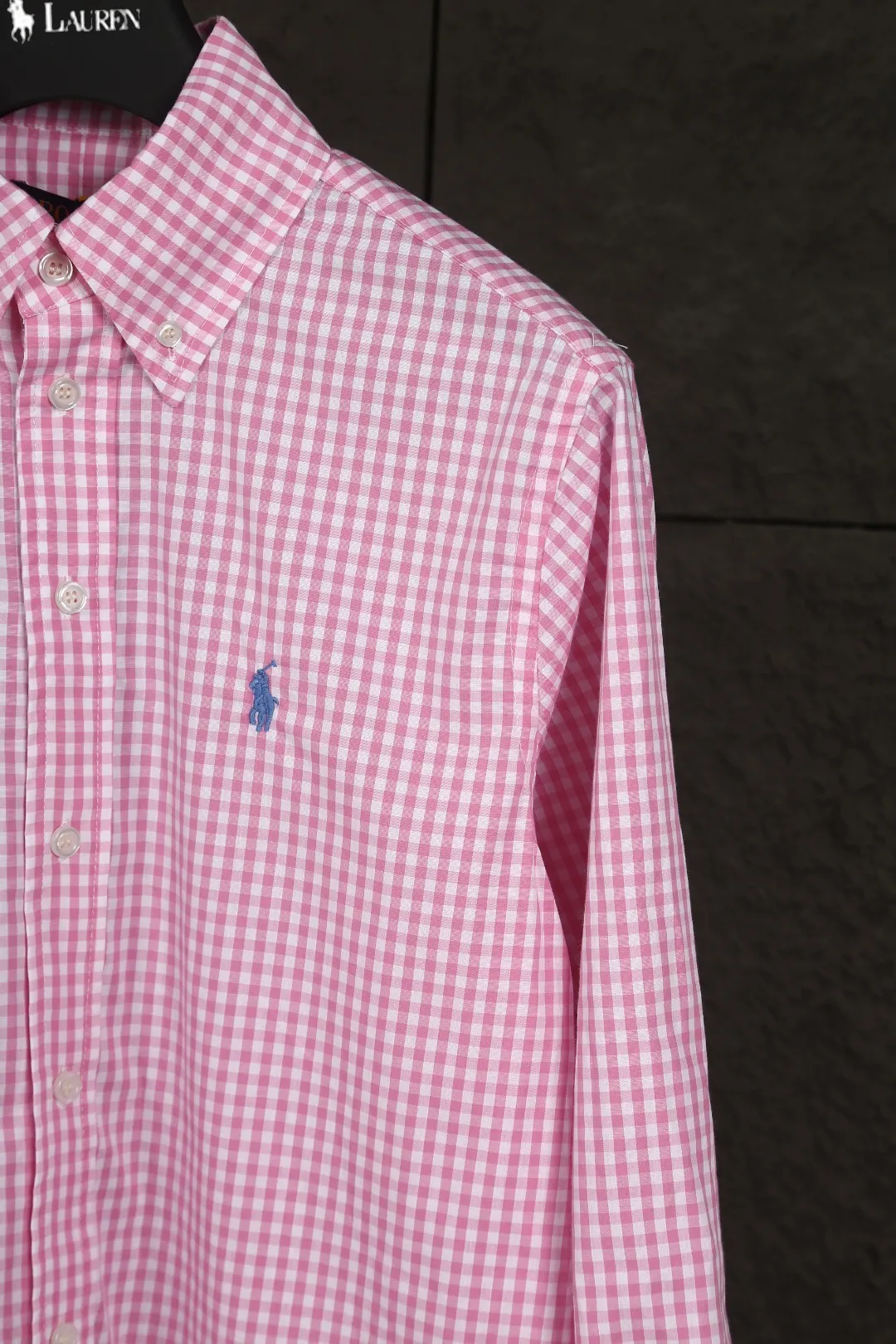 P240 Actual photo [Evergreen for All Seasons] Style No.: 25016# Color: Pink/Navy Blue Size: S to The yarn is tighter ✅ - Custom-dyed original pearlescent white buttons with different sizes ✅ - Special shaped chiffon foil is included in the collar door tube, which is not easy to deform and pull ✅ - RL refreshing plaid shirt is more naughty and colorful than the simplicity of the solid color shirt. It can be salty or sweet. Daily travel and travel. High production rate. Style customization.
